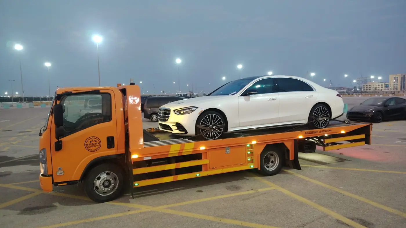 نقل سيارة مرسيدس S-Class بسطحة في الدمام ليلًا