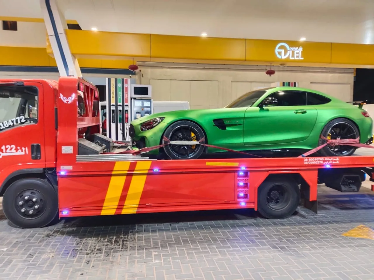 سطحة الدمام تنقل مرسيدس AMG GT خضراء في محطة وقود