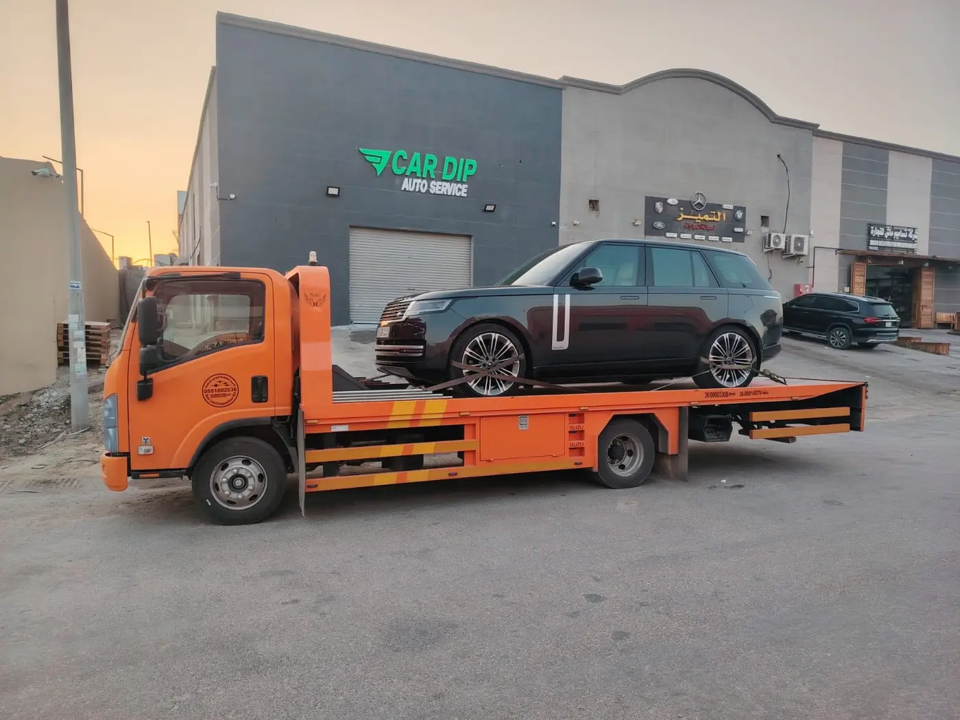 سطحة لنقل سيارة رنج روفر VIP في الدمام