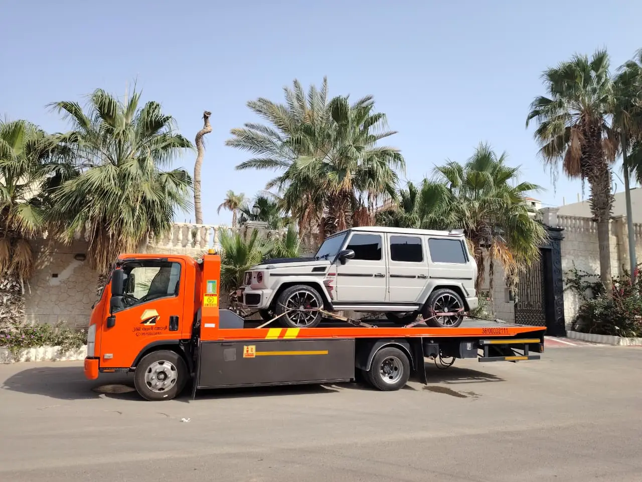 سطحة برتقالية تنقل سيارة مرسيدس G-Class في الخبر